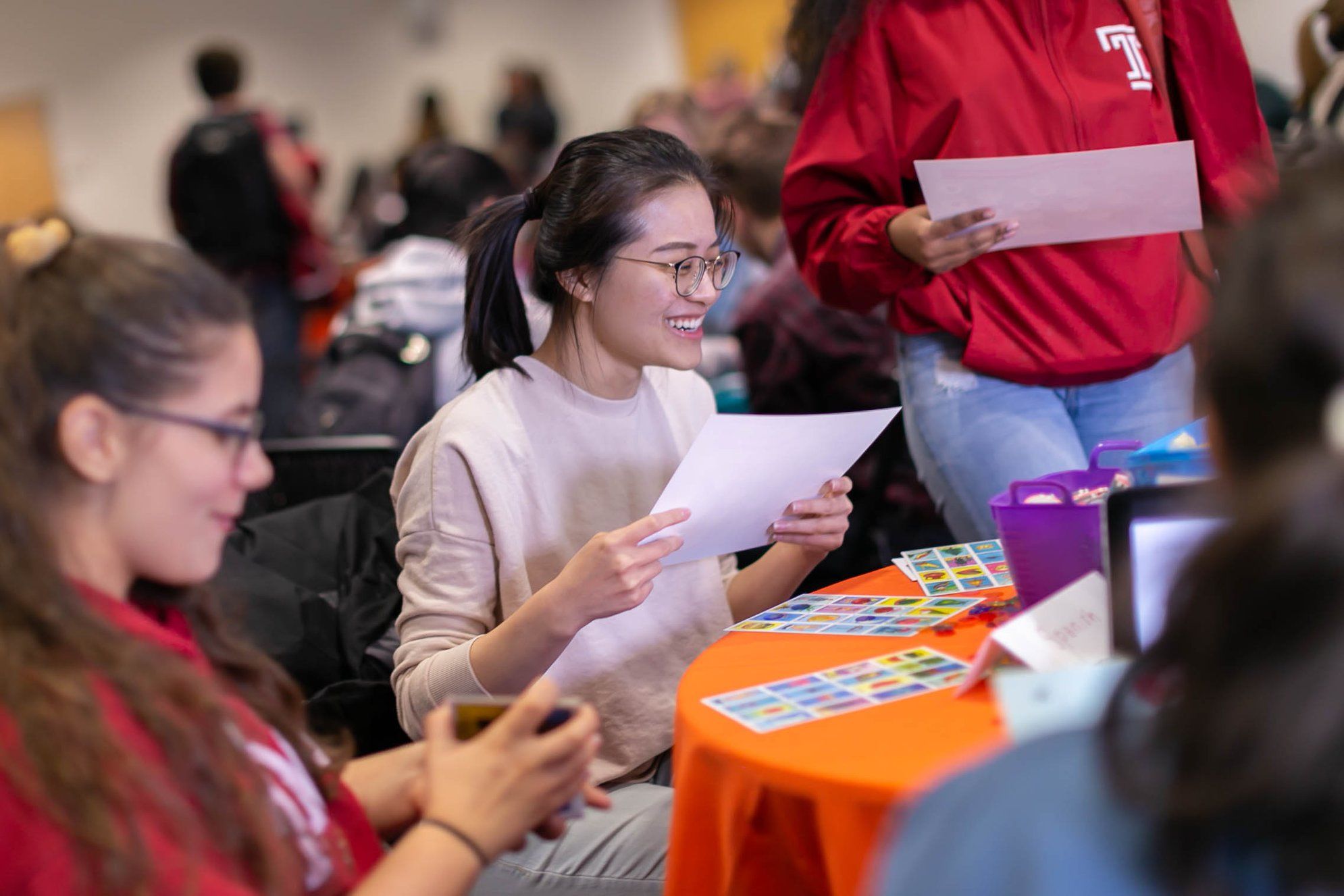 Student enjoying activities at Temple Lingo table